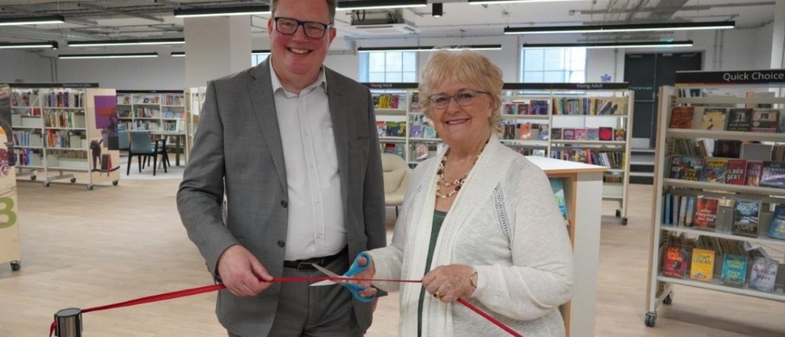 Novelist cuts ribbon to officially open new town centre library in Stroud Novelist cuts ribbon to officially open new town centre library in Stroud